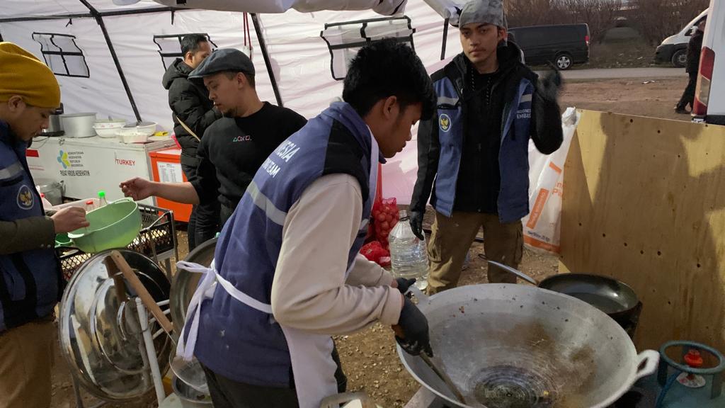 Relawan Mahasiswa Indonesia Sajikan Makanan EMT dan USAR